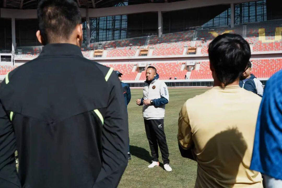 开云app-踢遍四级联赛！1米95高中锋加盟榆林，但遭停赛6场无缘足协杯首战